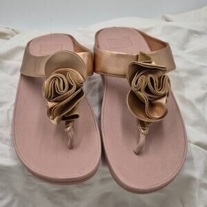 New FitFlop Florrie rose gold metallic rosette-topped thong sandal Women size 9